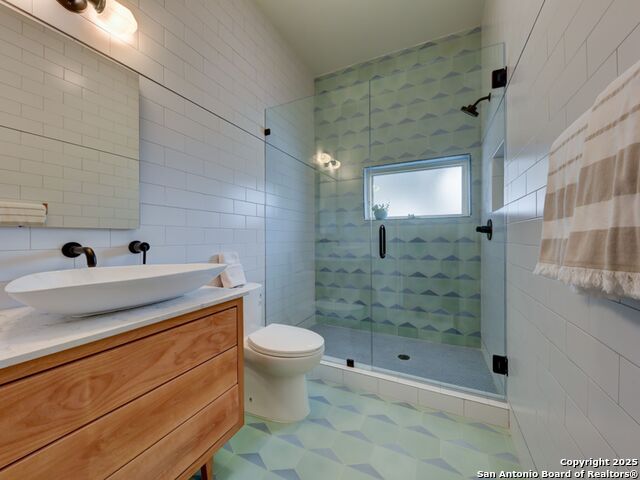 Image 23 of 40 For 702 French Pl W