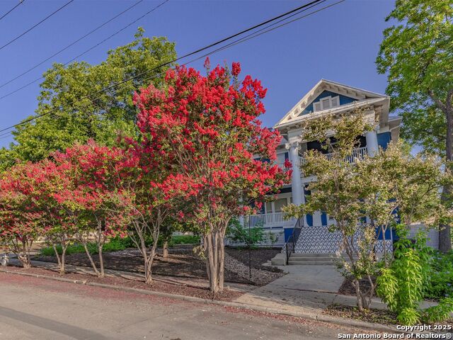 Image 3 of 40 For 702 French Pl W