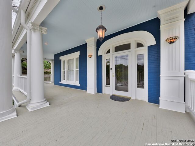 Image 4 of 40 For 702 French Pl W