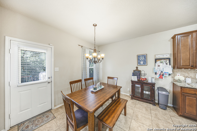 Listing photo id 12 for 407 Redbird Chase