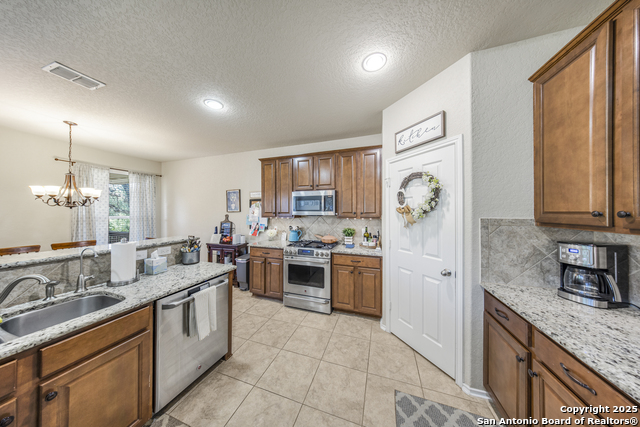 Listing photo id 14 for 407 Redbird Chase