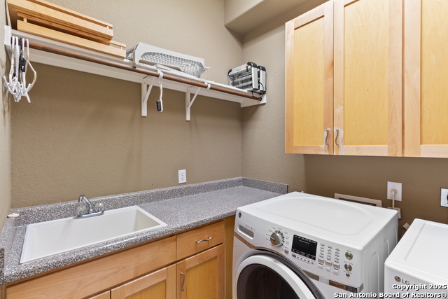 Listing photo id 11 for 3439 Monterrey Oak