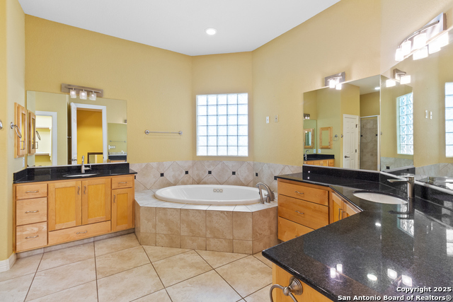 Listing photo id 14 for 3439 Monterrey Oak