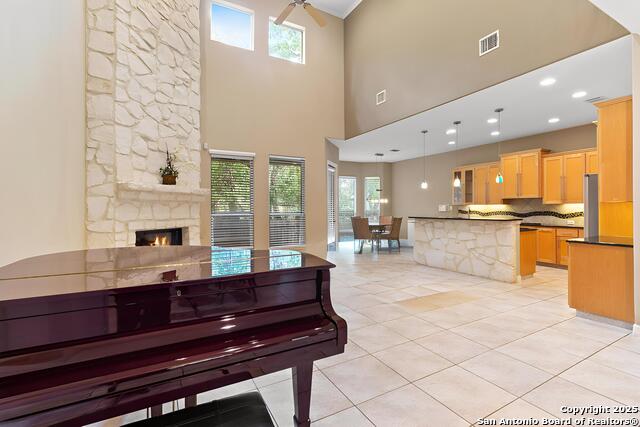 Listing photo id 5 for 3439 Monterrey Oak