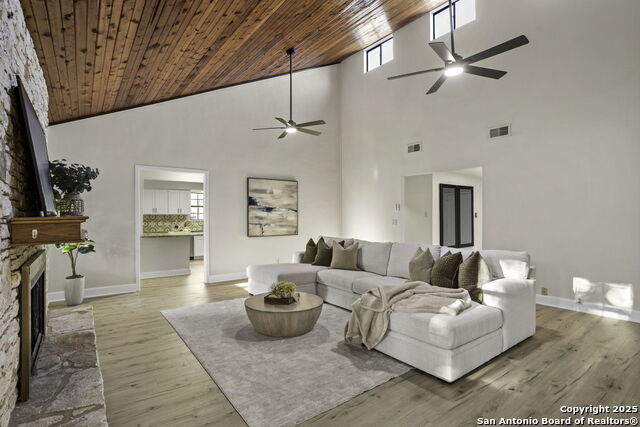 Listing photo id 11 for 14029 Heather Glen Ln