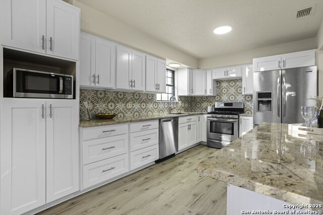 Listing photo id 15 for 14029 Heather Glen Ln