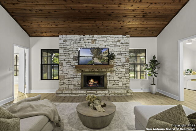 Listing photo id 7 for 14029 Heather Glen Ln
