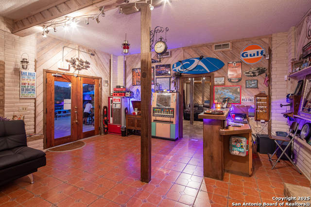 Listing photo id 12 for 2386 Colleen Dr