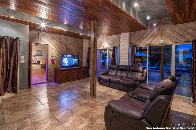 Listing photo id 13 for 2386 Colleen Dr