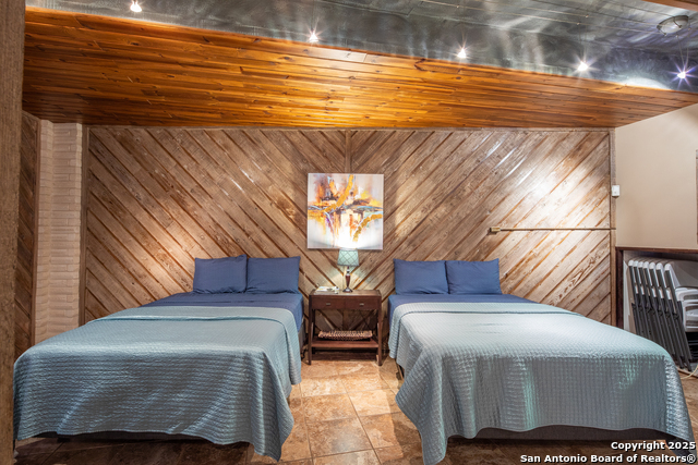 Listing photo id 15 for 2386 Colleen Dr