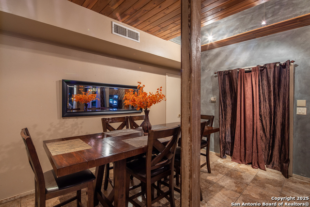 Listing photo id 16 for 2386 Colleen Dr