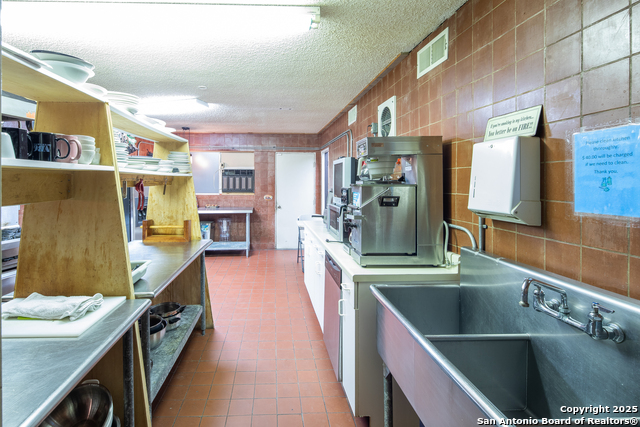 Listing photo id 19 for 2386 Colleen Dr