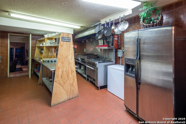 Listing photo id 20 for 2386 Colleen Dr