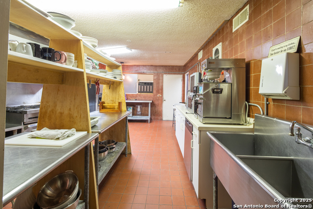 Listing photo id 23 for 2386 Colleen Dr