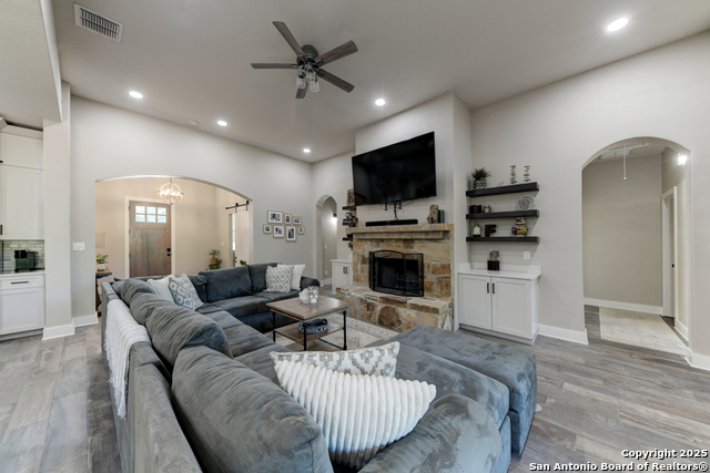 Image 12 of 49 For 811 Long Meadow