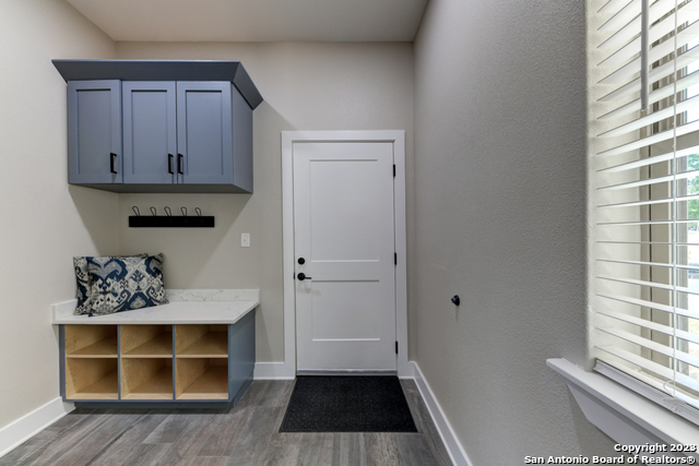 Image 21 of 49 For 811 Long Meadow
