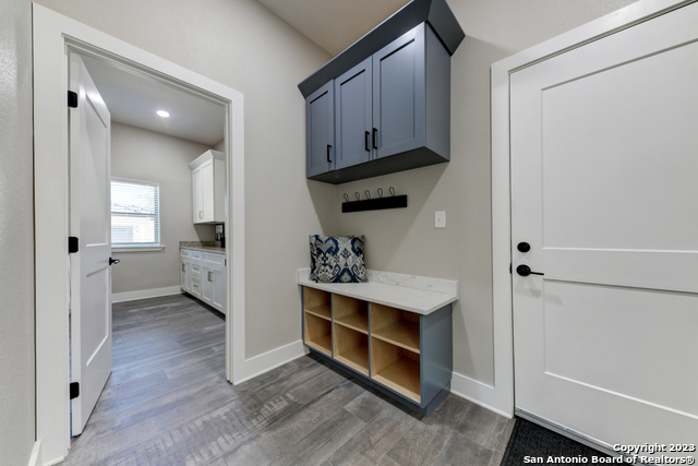 Image 22 of 49 For 811 Long Meadow