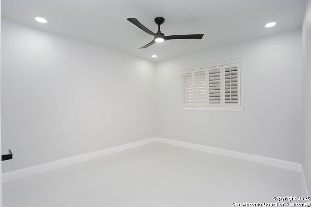 Image 23 of 27 For 8502 Ridge Stone