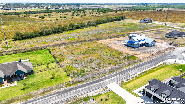 Listing photo id 0 for 305 Farmhouse