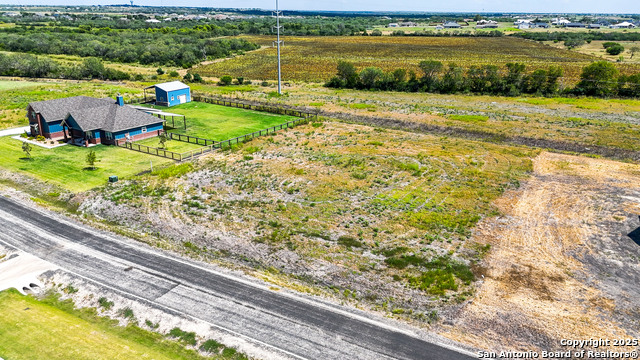 Listing photo id 2 for 305 Farmhouse