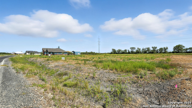 Listing photo id 3 for 305 Farmhouse