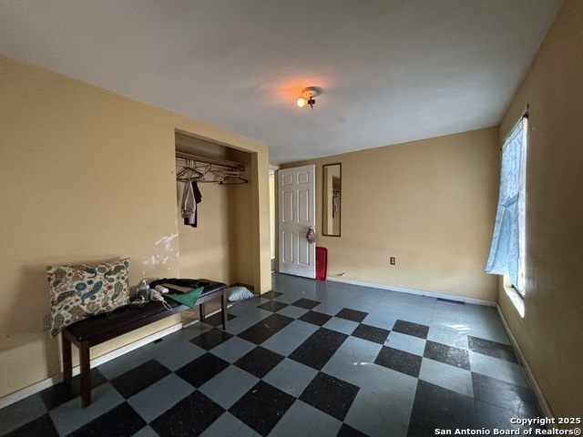 Image 13 of 17 For 371 Gillette