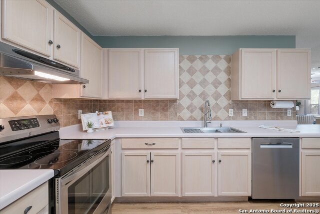 Listing photo id 9 for 9115 Windward Trce