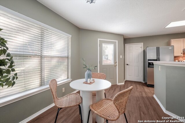Listing photo id 11 for 9115 Windward Trce