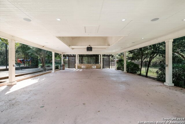 Listing photo id 32 for 9115 Windward Trce