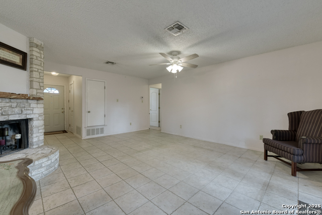 Listing photo id 3 for 5919 Hidden Boulder