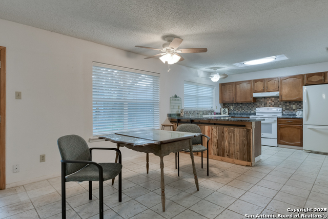 Listing photo id 4 for 5919 Hidden Boulder