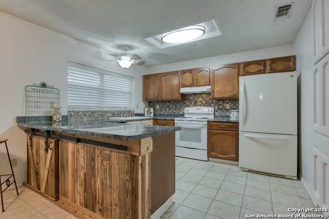 Listing photo id 5 for 5919 Hidden Boulder