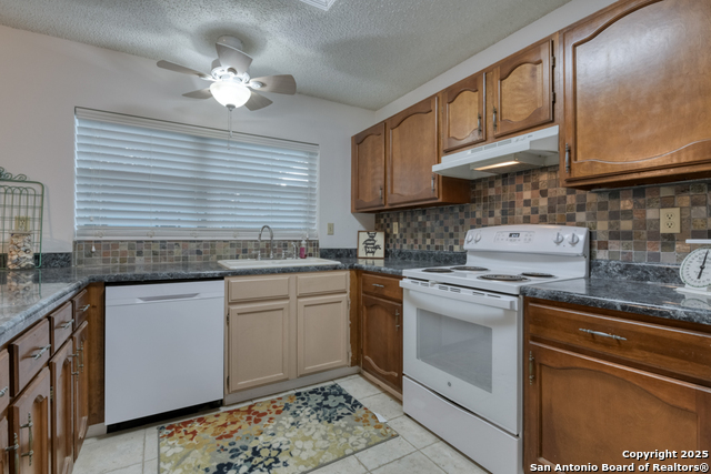 Listing photo id 6 for 5919 Hidden Boulder