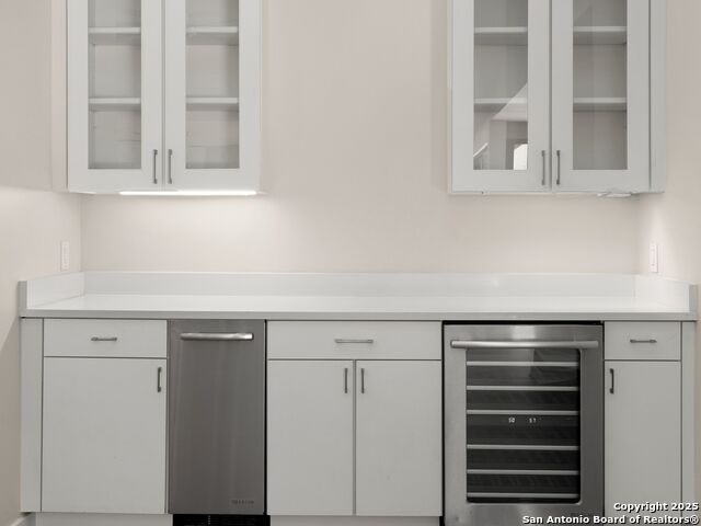 Image 10 of 56 For 144 Oakview Place E