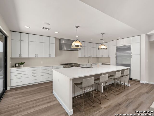 Image 13 of 56 For 144 Oakview Place E