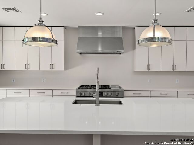 Image 14 of 56 For 144 Oakview Place E