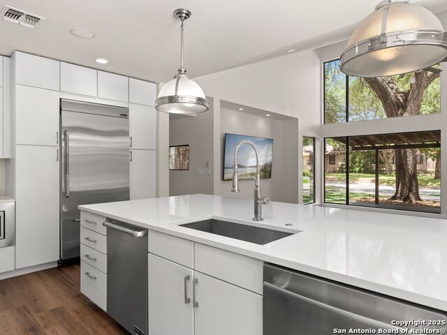 Image 15 of 56 For 144 Oakview Place E