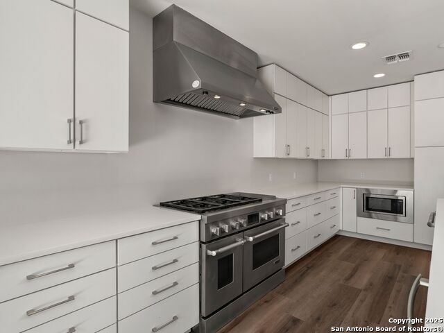 Image 16 of 56 For 144 Oakview Place E