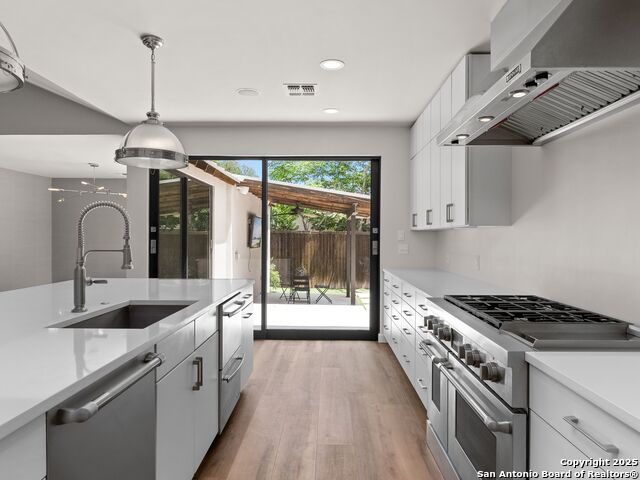 Image 17 of 56 For 144 Oakview Place E