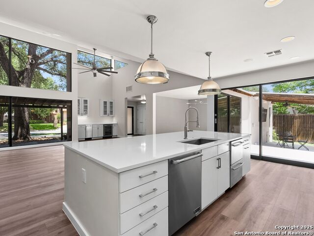 Image 18 of 56 For 144 Oakview Place E