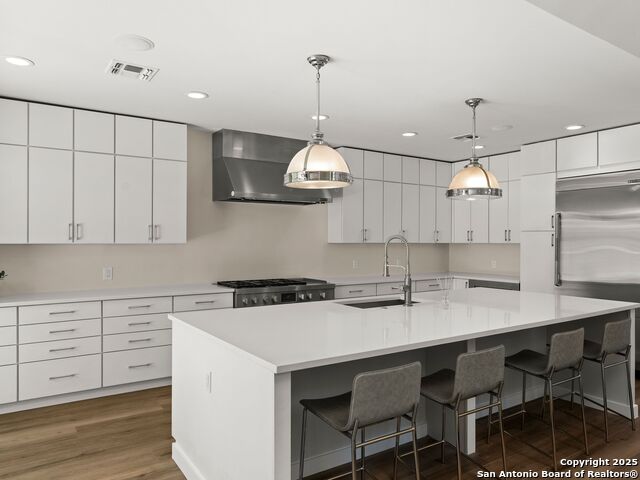 Image 19 of 56 For 144 Oakview Place E