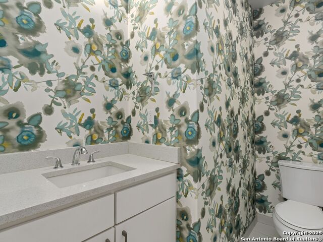 Image 20 of 56 For 144 Oakview Place E