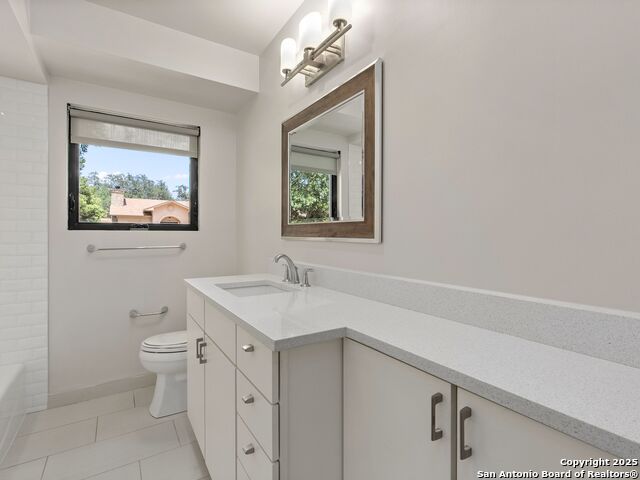 Image 21 of 56 For 144 Oakview Place E