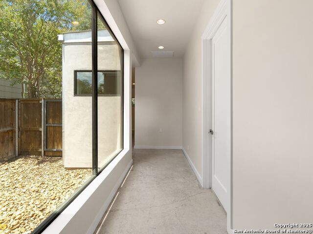 Image 25 of 56 For 144 Oakview Place E