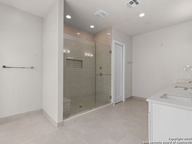 Image 28 of 56 For 144 Oakview Place E