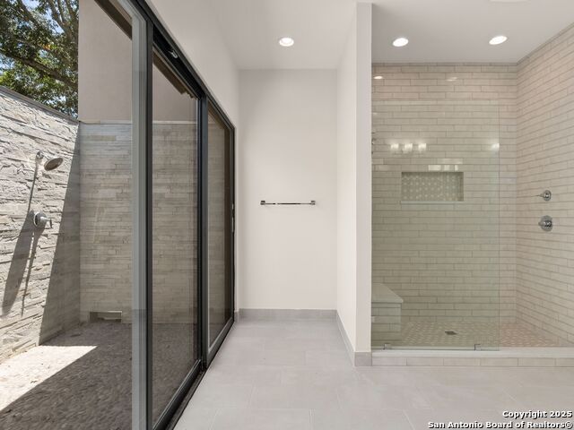 Image 33 of 56 For 144 Oakview Place E