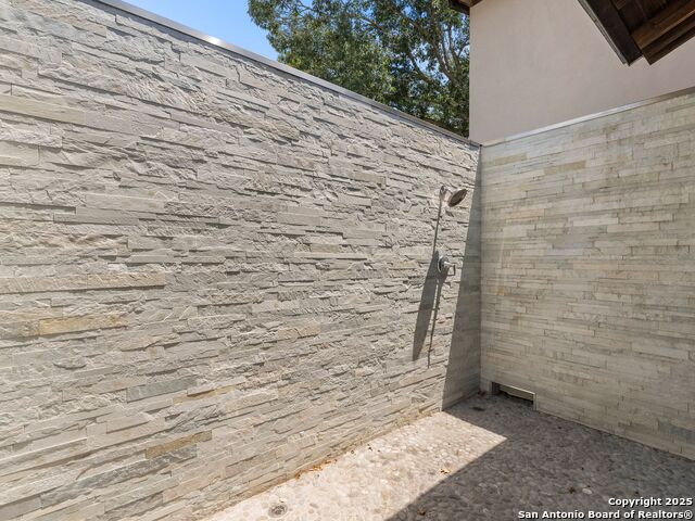 Image 34 of 56 For 144 Oakview Place E