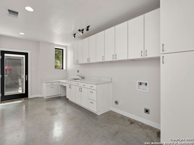 Image 38 of 56 For 144 Oakview Place E