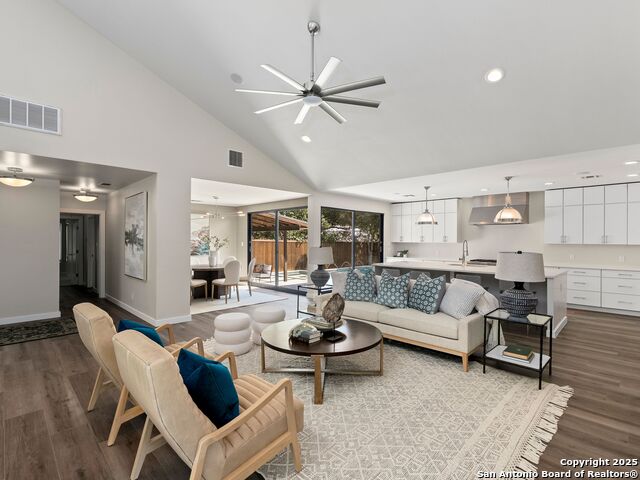 Image 4 of 56 For 144 Oakview Place E