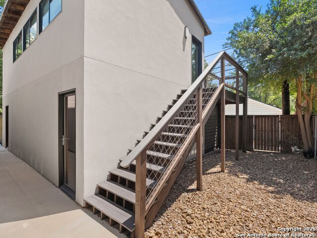 Image 42 of 56 For 144 Oakview Place E